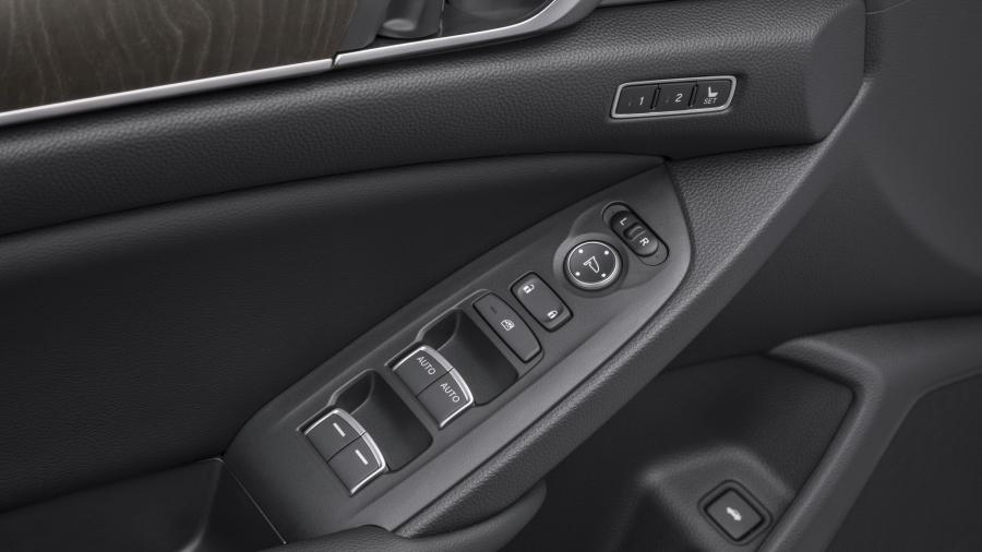 Детали интерьера Honda Accord Touring Hybrid 2017 года  (NA) (фото 73 из 170)